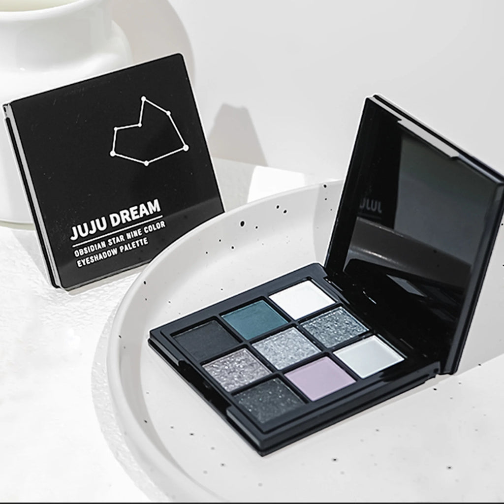 Paleta de sombras de ojos de 9 tonos: Black Swan, Smoky, Dark Black, Grey Silver Glitter, acabado mate, larga duración y fácil de aplicar.