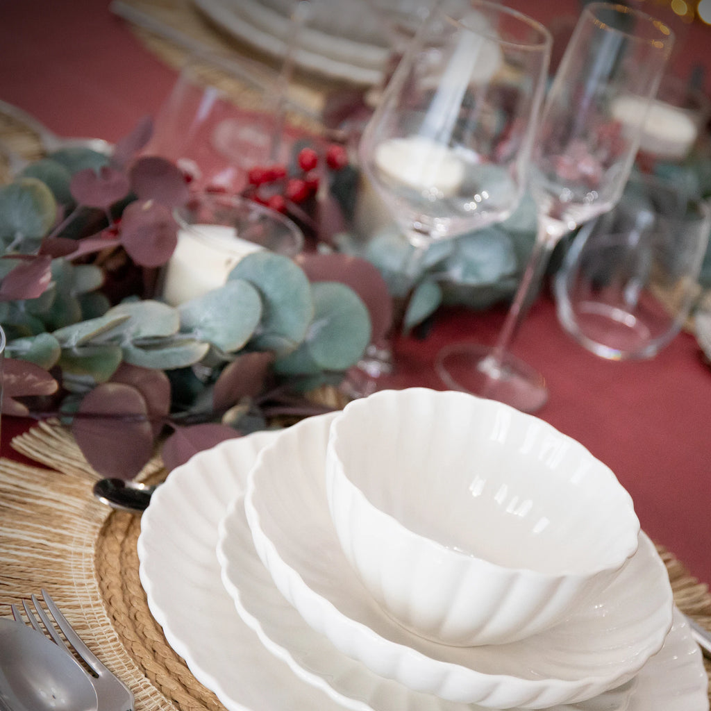Juego de vajilla de porcelana esmaltada Cofan de 16 piezas, color blanco, con diseño en relieve, apto para lavavajillas, microondas y horno, ideal para uso diario u ocasiones especiales.