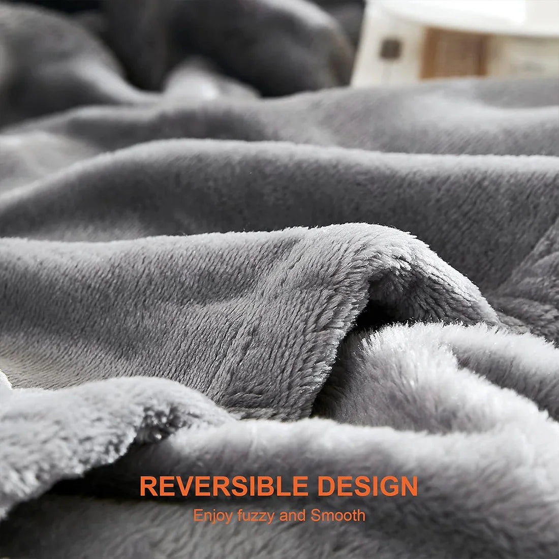 Manta HOMESOL® Soft Touch para cama y sofá, confeccionada en 100 % poliéster de microfibra, ligera y antiarrugas, perfecta para que adultos y niños se mantengan abrigados durante los días fríos. Una acogedora manta navideña para cualquier ocasión.