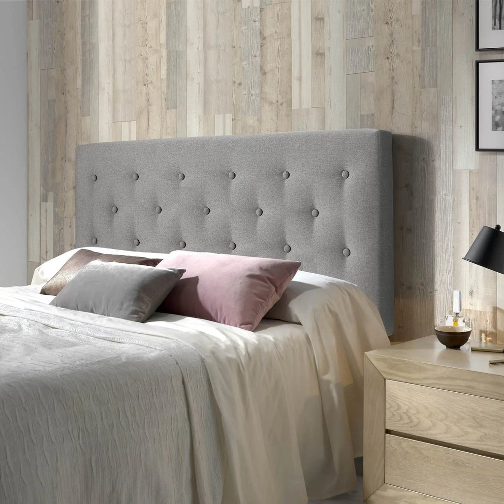 Cabecero tapizado Oslo en color gris, diseño escandinavo, 150x100cm, fabricado en poliéster resistente a las manchas, patas de madera maciza de haya, acolchado para mayor comodidad, apto para montaje en pared, perfecto para realzar el estilo de tu dormito