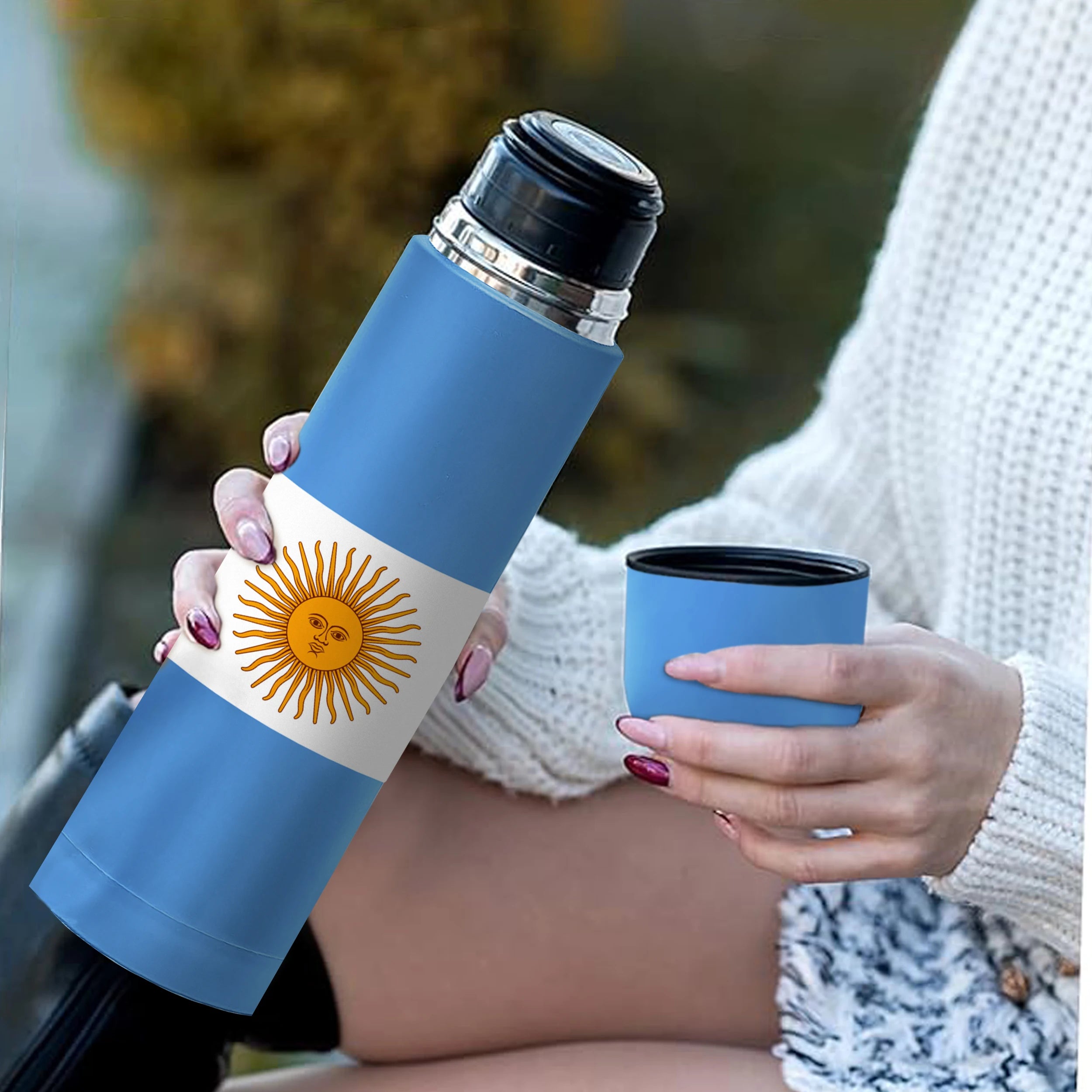 Aurum® Mate Argentino, set moderno completo con yerba mate, bombilla y calabaza, con termo de acero inoxidable para agua caliente. Ideal para disfrutar del mate tradicional en cualquier lugar, perfecto para compartir.