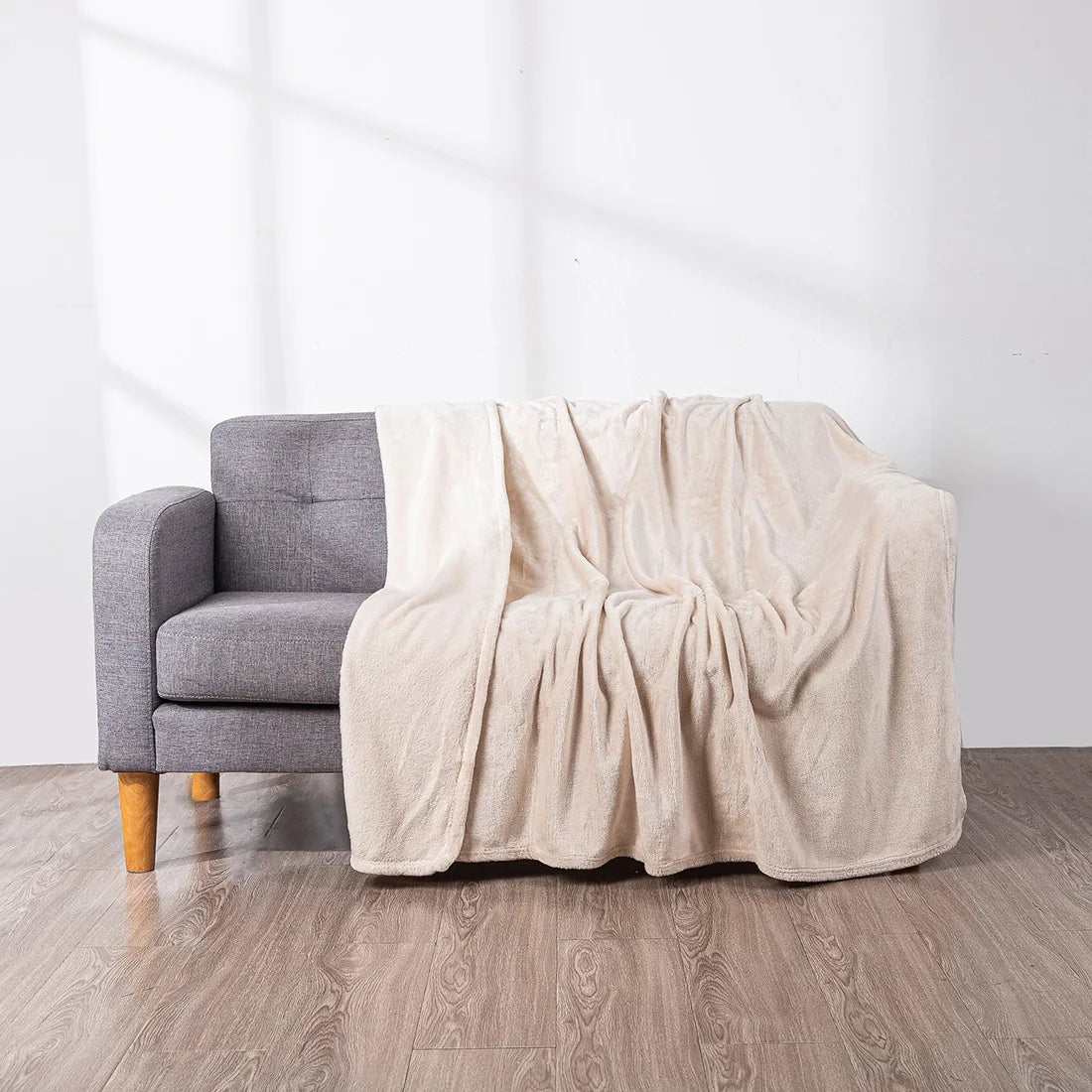 Manta HOMESOL® Soft Touch para cama y sofá, confeccionada en 100 % poliéster de microfibra, ligera y antiarrugas, perfecta para que adultos y niños se mantengan abrigados durante los días fríos. Una acogedora manta navideña para cualquier ocasión.