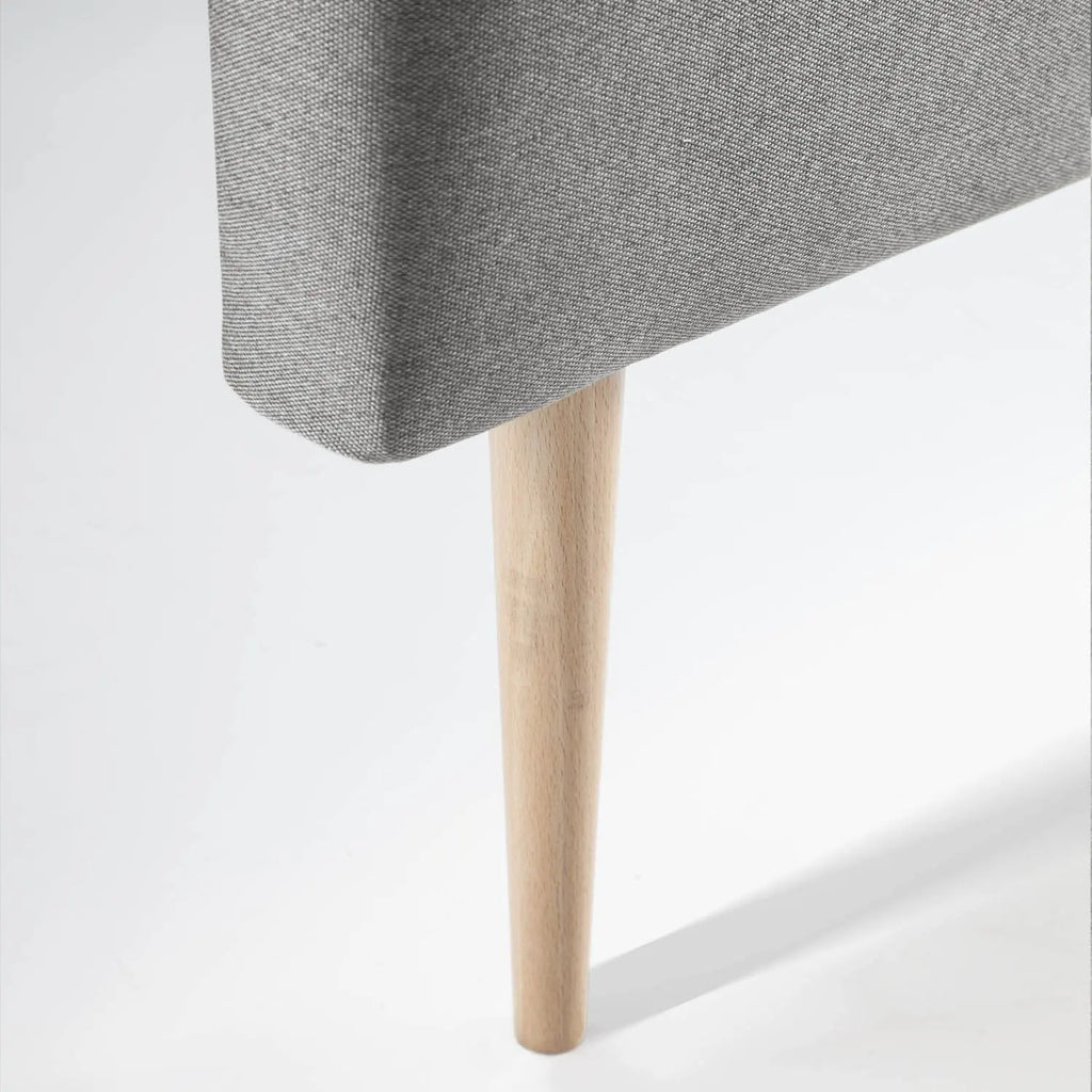 Cabecero tapizado Oslo en color gris, diseño escandinavo, 150x100cm, fabricado en poliéster resistente a las manchas, patas de madera maciza de haya, acolchado para mayor comodidad, apto para montaje en pared, perfecto para realzar el estilo de tu dormito