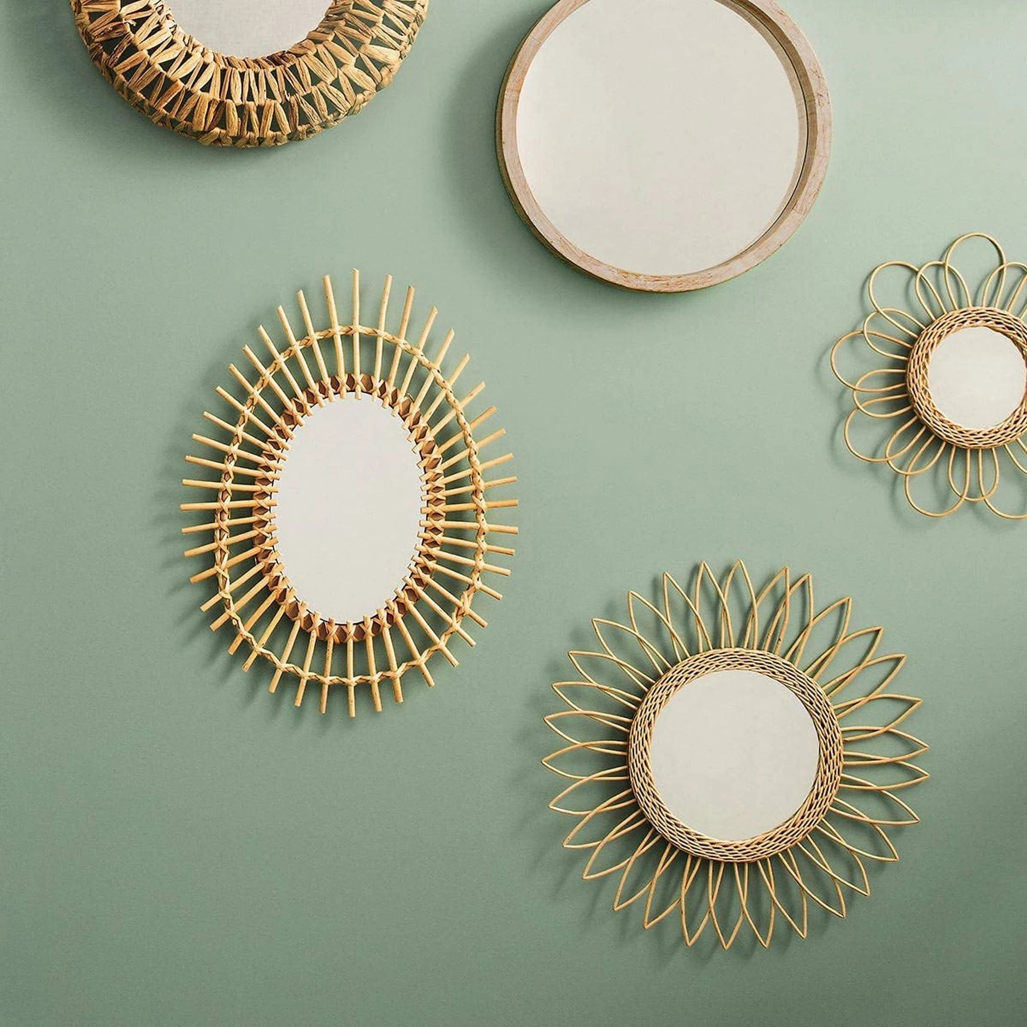 Espejo redondo Atmosphera de ratán, 50 cm de diámetro, color beige. Un espejo decorativo de pared fabricado con fibras de madera, con un diseño único inspirado en girasoles, perfecto para una decoración bohemia. Espejo ideal para decorar paredes.