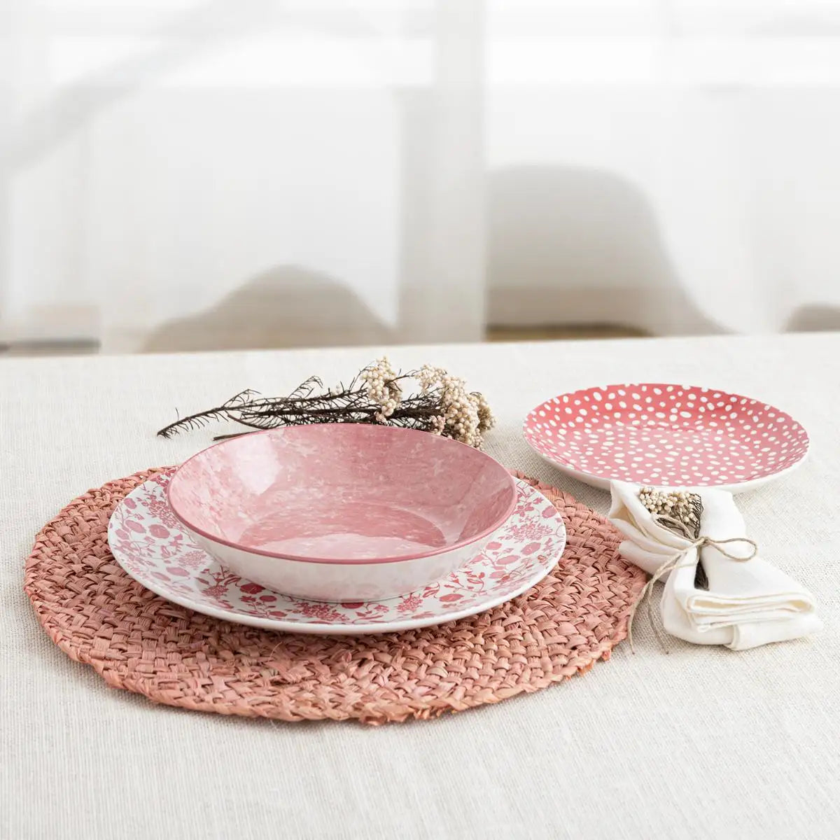Vajilla de porcelana Bidasoa Aquilea: juegos de 12 y 18 piezas en gris, rosa y azul. Duradera, apta para lavavajillas y microondas, con un diseño atemporal para una mesa elegante.