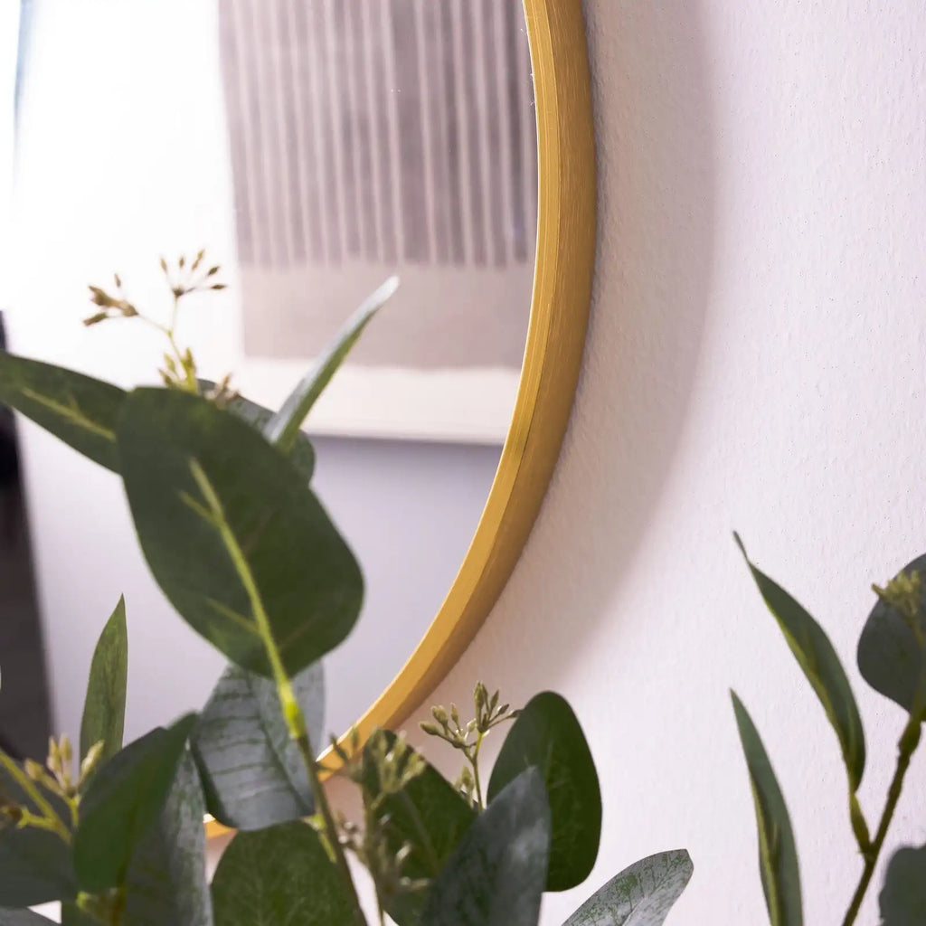 Espejo de pared redondo de aluminio Lolahome de 60 cm de diámetro en color dorado o negro, ideal para cualquier estilo de decoración. Presenta un diseño elegante, 2,8 cm de profundidad y un peso ligero de 3,5 kg, perfecto para iluminar espacios con elegan