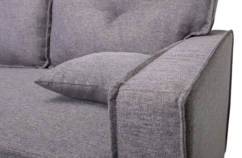El sofá cama Dax en color gris, un cómodo y elegante sofá de 3 plazas con estructura de madera, relleno de espuma y sistema de apertura de la cama inferior extraíble, incluye dos cojines decorativos de 30x30 cm, ideal para salones modernos.
