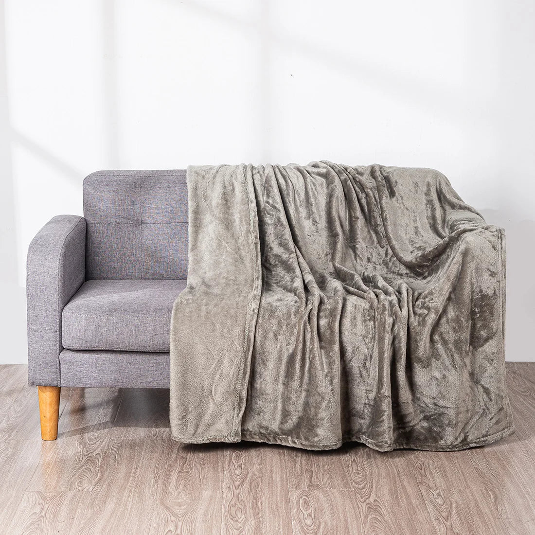 Manta HOMESOL® Soft Touch para cama y sofá, confeccionada en 100 % poliéster de microfibra, ligera y antiarrugas, perfecta para que adultos y niños se mantengan abrigados durante los días fríos. Una acogedora manta navideña para cualquier ocasión.