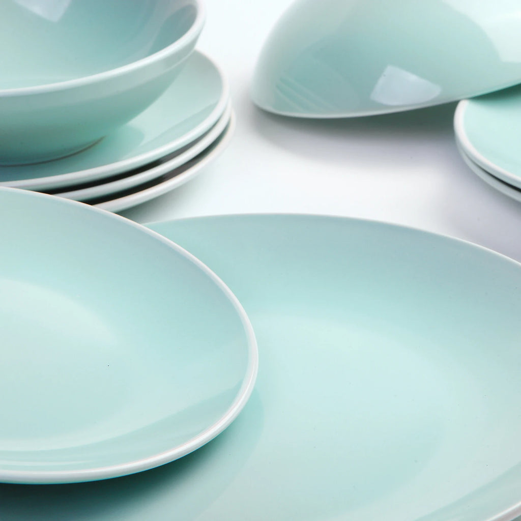 Transforma tus comidas con el juego de vajilla de cerámica Santa Elena, que incluye 18 piezas en un elegante color verde para 6 personas. Duradero, apto para lavavajillas y microondas, este juego ergonómico es perfecto para disfrutar de la mesa con estilo