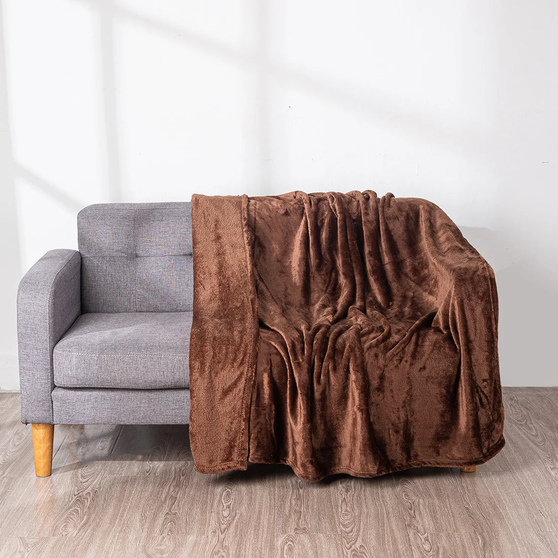 Manta HOMESOL® Soft Touch para cama y sofá, confeccionada en 100 % poliéster de microfibra, ligera y antiarrugas, perfecta para que adultos y niños se mantengan abrigados durante los días fríos. Una acogedora manta navideña para cualquier ocasión.