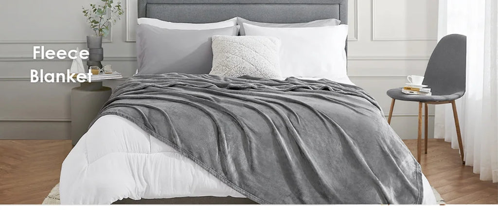 Manta HOMESOL® Soft Touch para cama y sofá, confeccionada en 100 % poliéster de microfibra, ligera y antiarrugas, perfecta para que adultos y niños se mantengan abrigados durante los días fríos. Una acogedora manta navideña para cualquier ocasión.