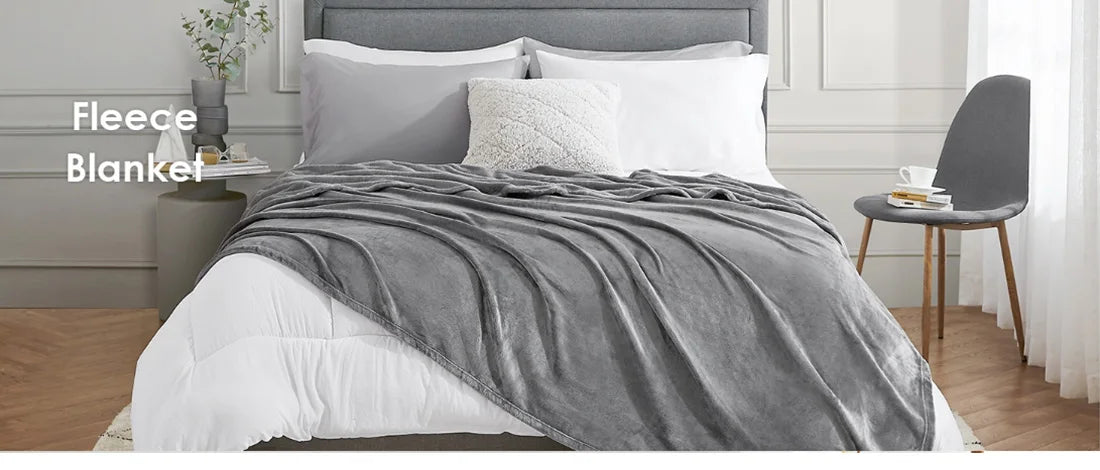 Manta HOMESOL® Soft Touch para cama y sofá, confeccionada en 100 % poliéster de microfibra, ligera y antiarrugas, perfecta para que adultos y niños se mantengan abrigados durante los días fríos. Una acogedora manta navideña para cualquier ocasión.