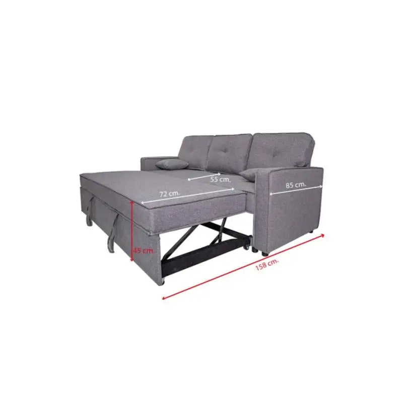 El sofá cama Dax en color gris, un cómodo y elegante sofá de 3 plazas con estructura de madera, relleno de espuma y sistema de apertura de la cama inferior extraíble, incluye dos cojines decorativos de 30x30 cm, ideal para salones modernos.