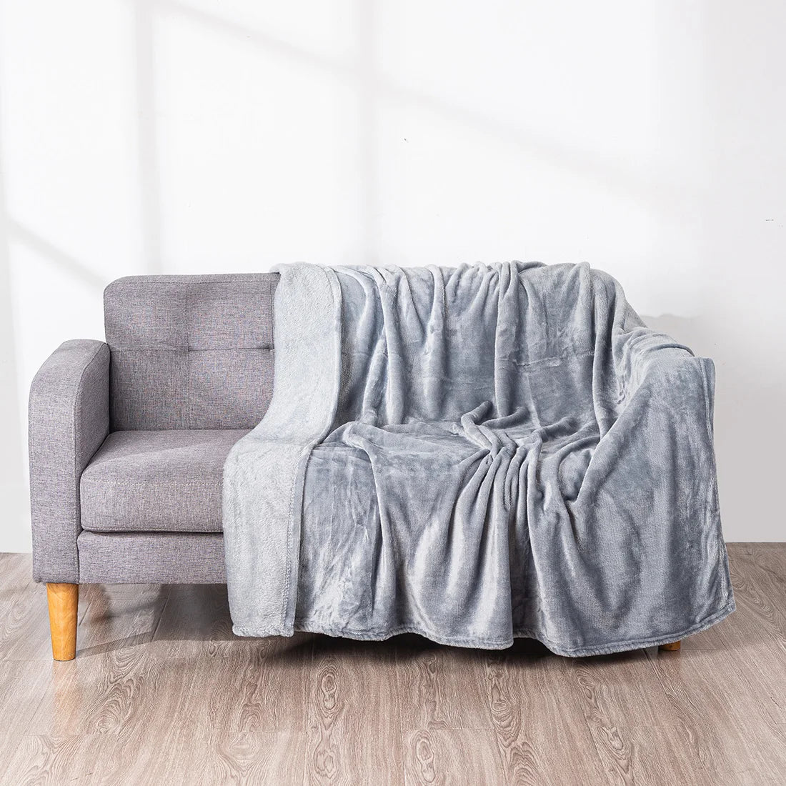 Manta HOMESOL® Soft Touch para cama y sofá, confeccionada en 100 % poliéster de microfibra, ligera y antiarrugas, perfecta para que adultos y niños se mantengan abrigados durante los días fríos. Una acogedora manta navideña para cualquier ocasión.