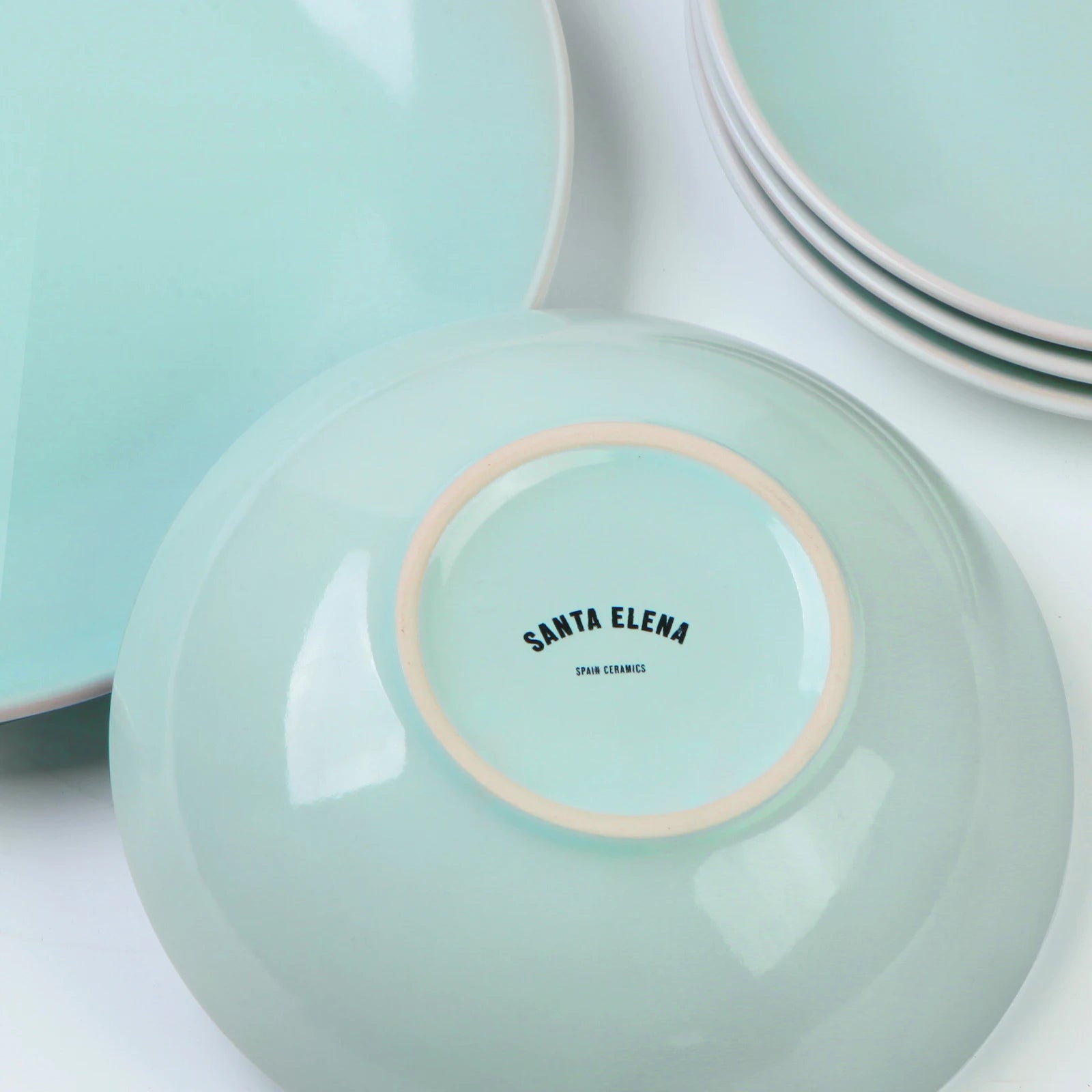 Transforma tus comidas con el juego de vajilla de cerámica Santa Elena, que incluye 18 piezas en un elegante color verde para 6 personas. Duradero, apto para lavavajillas y microondas, este juego ergonómico es perfecto para disfrutar de la mesa con estilo