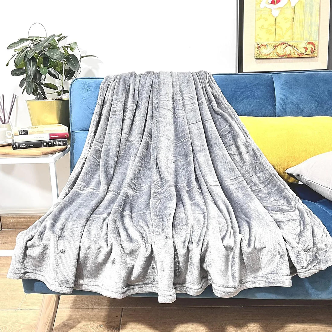 Manta HOMESOL® Soft Touch para cama y sofá, confeccionada en 100 % poliéster de microfibra, ligera y antiarrugas, perfecta para que adultos y niños se mantengan abrigados durante los días fríos. Una acogedora manta navideña para cualquier ocasión.