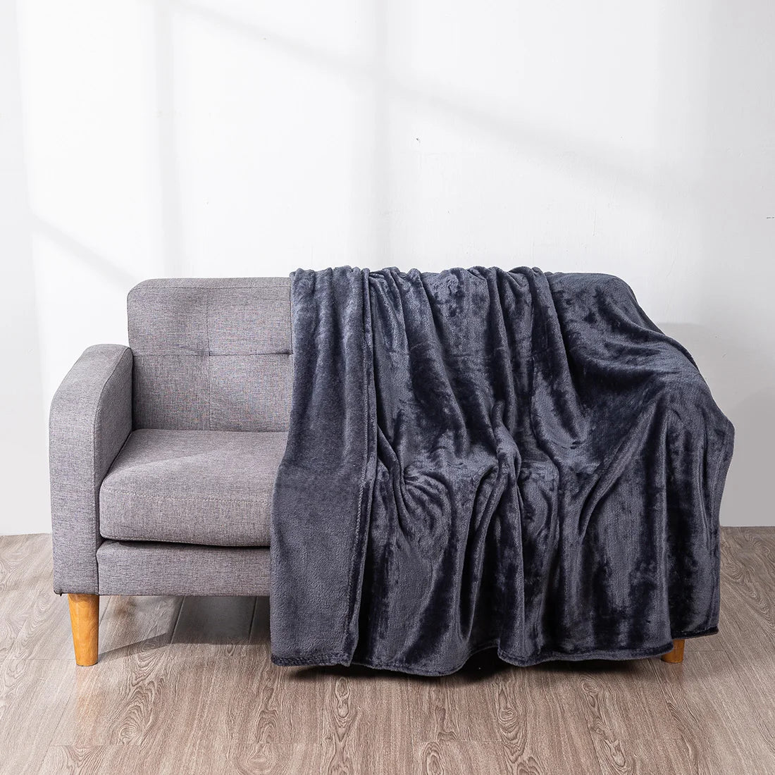 Manta HOMESOL® Soft Touch para cama y sofá, confeccionada en 100 % poliéster de microfibra, ligera y antiarrugas, perfecta para que adultos y niños se mantengan abrigados durante los días fríos. Una acogedora manta navideña para cualquier ocasión.