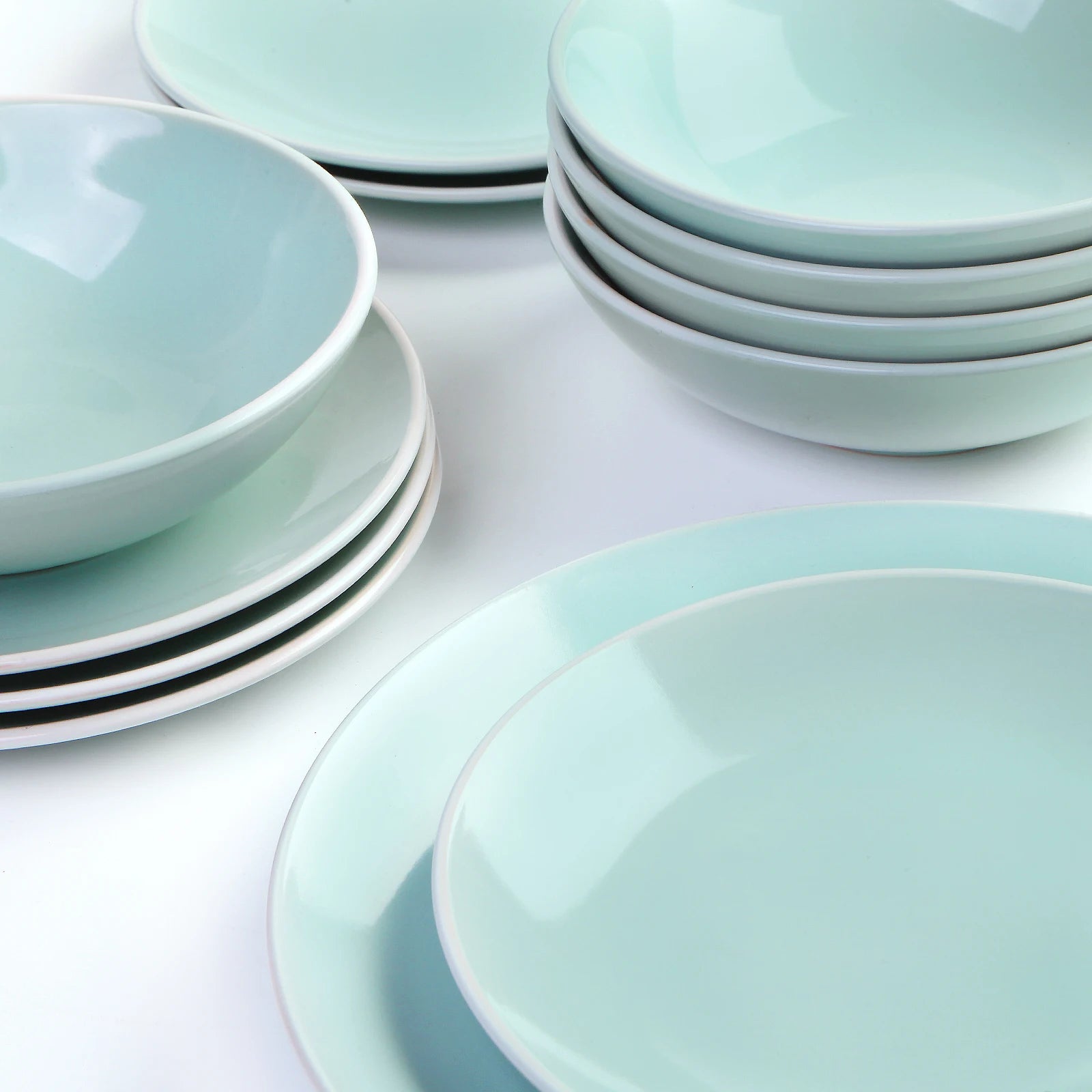 Transforma tus comidas con el juego de vajilla de cerámica Santa Elena, que incluye 18 piezas en un elegante color verde para 6 personas. Duradero, apto para lavavajillas y microondas, este juego ergonómico es perfecto para disfrutar de la mesa con estilo