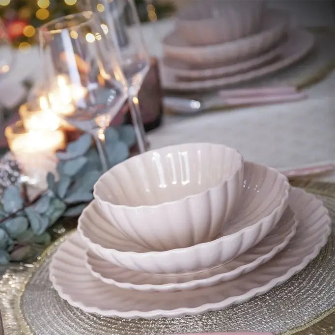 Juego de vajilla de porcelana Cofan en rosa nude | Vajilla completa de 16 piezas para 4 personas | Elegante diseño en relieve, apto para lavavajillas, microondas y horno.