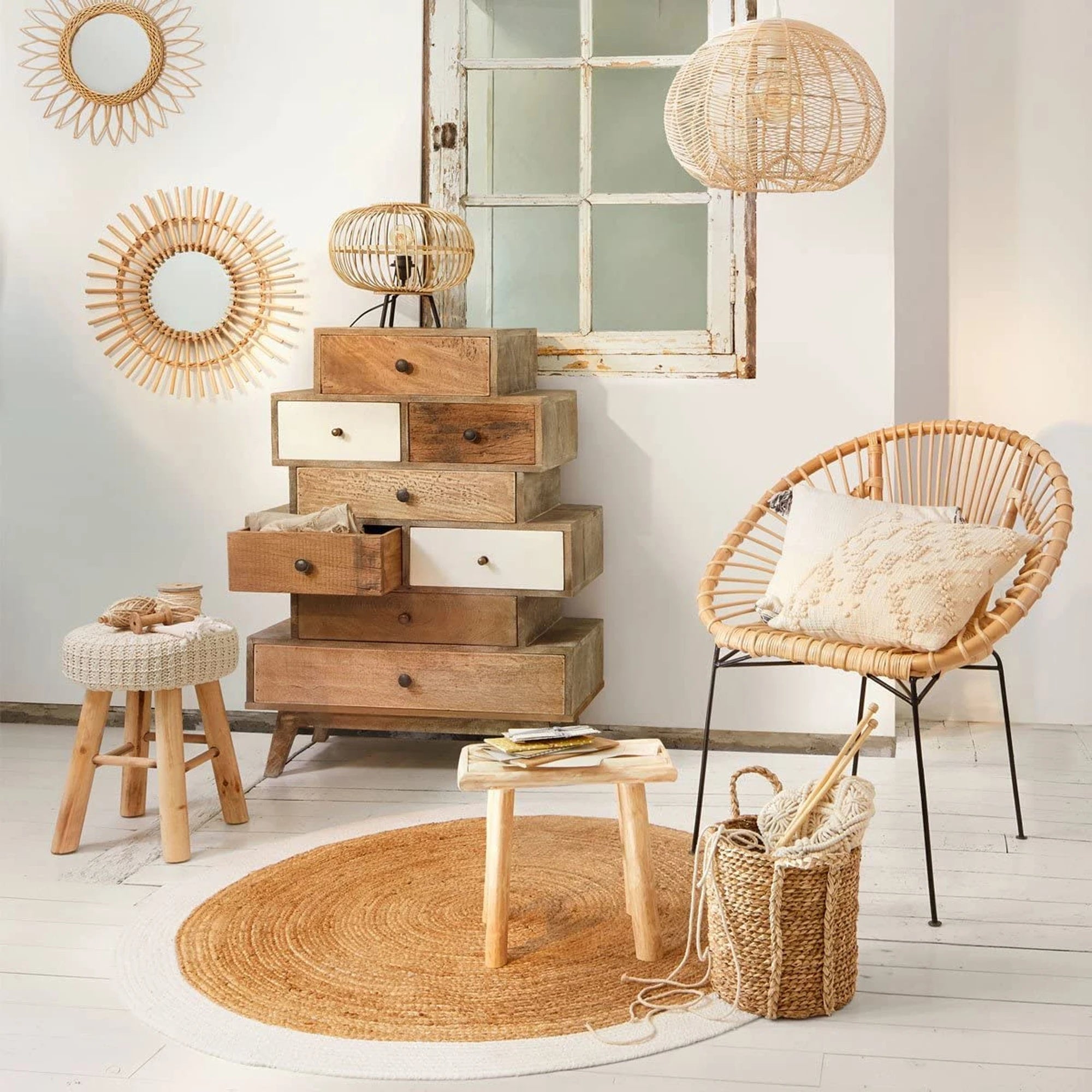 Espejo redondo Atmosphera de ratán, 50 cm de diámetro, color beige. Un espejo decorativo de pared fabricado con fibras de madera, con un diseño único inspirado en girasoles, perfecto para una decoración bohemia. Espejo ideal para decorar paredes.