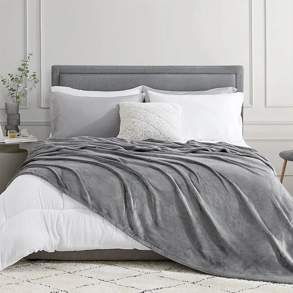 Manta HOMESOL® Soft Touch para cama y sofá, confeccionada en 100 % poliéster de microfibra, ligera y antiarrugas, perfecta para que adultos y niños se mantengan abrigados durante los días fríos. Una acogedora manta navideña para cualquier ocasión.