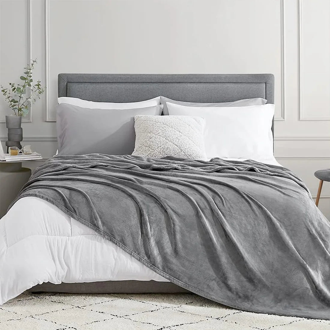 Manta HOMESOL® Soft Touch para cama y sofá, confeccionada en 100 % poliéster de microfibra, ligera y antiarrugas, perfecta para que adultos y niños se mantengan abrigados durante los días fríos. Una acogedora manta navideña para cualquier ocasión.
