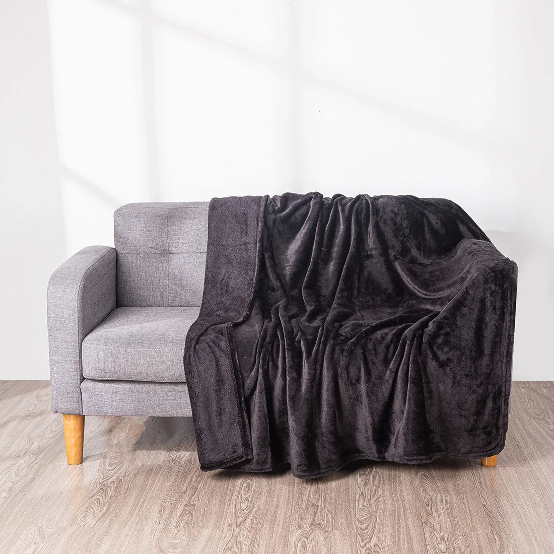 Manta HOMESOL® Soft Touch para cama y sofá, confeccionada en 100 % poliéster de microfibra, ligera y antiarrugas, perfecta para que adultos y niños se mantengan abrigados durante los días fríos. Una acogedora manta navideña para cualquier ocasión.