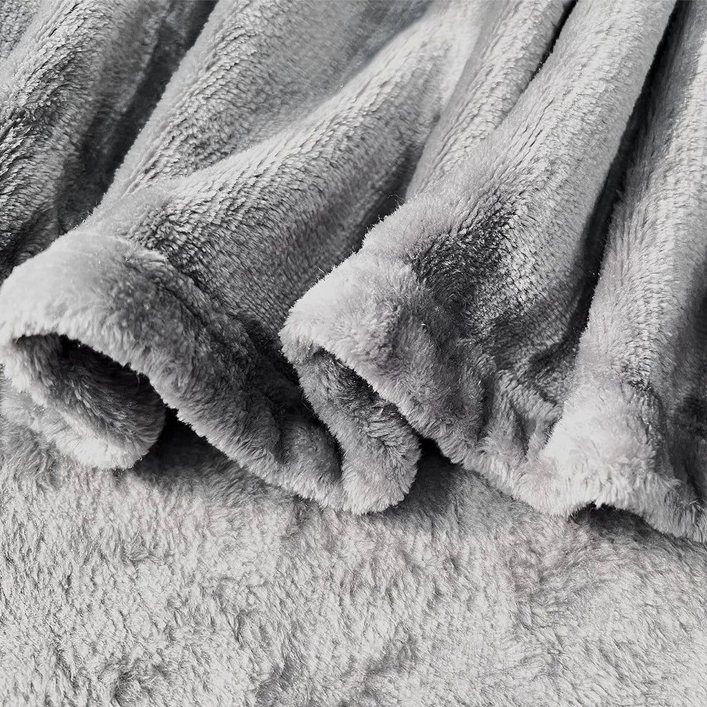 Manta HOMESOL® Soft Touch para cama y sofá, confeccionada en 100 % poliéster de microfibra, ligera y antiarrugas, perfecta para que adultos y niños se mantengan abrigados durante los días fríos. Una acogedora manta navideña para cualquier ocasión.