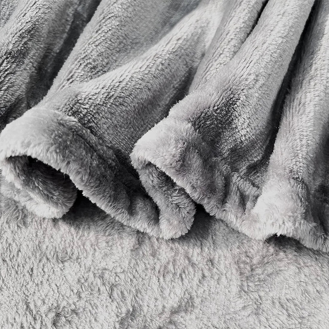 Manta HOMESOL® Soft Touch para cama y sofá, confeccionada en 100 % poliéster de microfibra, ligera y antiarrugas, perfecta para que adultos y niños se mantengan abrigados durante los días fríos. Una acogedora manta navideña para cualquier ocasión.