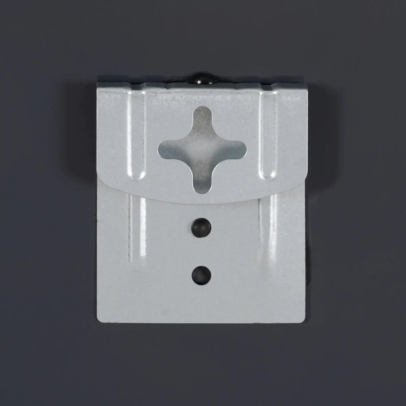Espejo de pared redondo de aluminio Lolahome de 60 cm de diámetro en color dorado o negro, ideal para cualquier estilo de decoración. Presenta un diseño elegante, 2,8 cm de profundidad y un peso ligero de 3,5 kg, perfecto para iluminar espacios con elegan