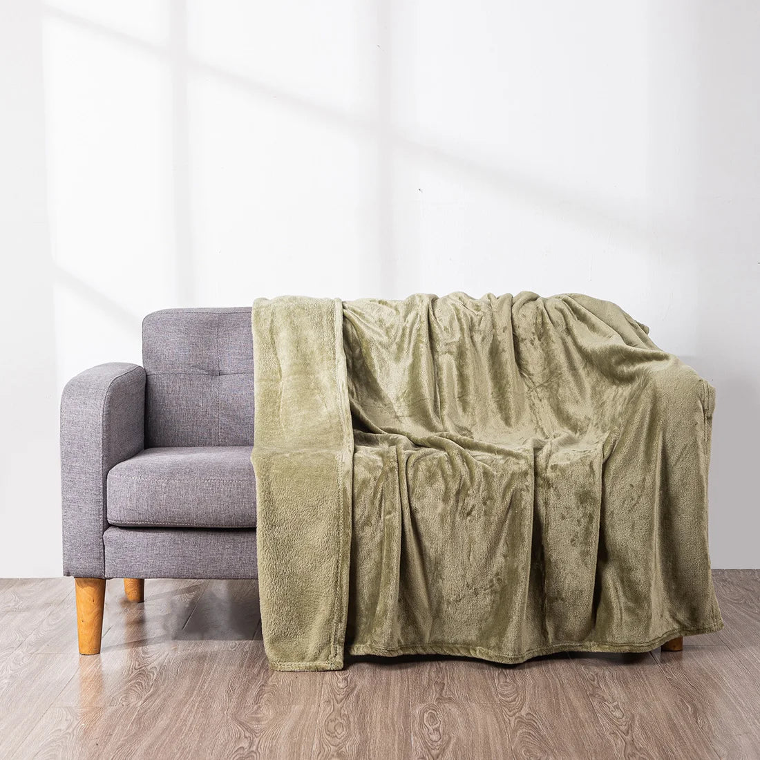 Manta HOMESOL® Soft Touch para cama y sofá, confeccionada en 100 % poliéster de microfibra, ligera y antiarrugas, perfecta para que adultos y niños se mantengan abrigados durante los días fríos. Una acogedora manta navideña para cualquier ocasión.