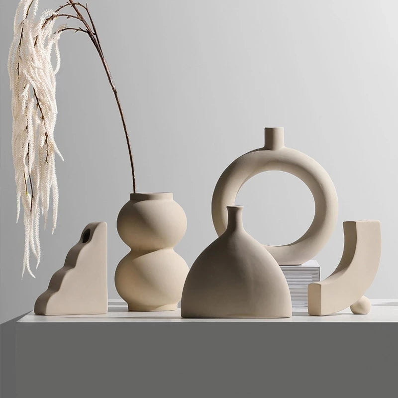 Jarrón de mesa minimalista nórdico de cerámica con adornos de flores secas, arreglo floral irregular y creativo, ideal para decorar la sala de estar.