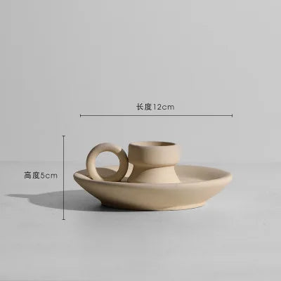 Jarrón de mesa minimalista nórdico de cerámica con adornos de flores secas, arreglo floral irregular y creativo, ideal para decorar la sala de estar.