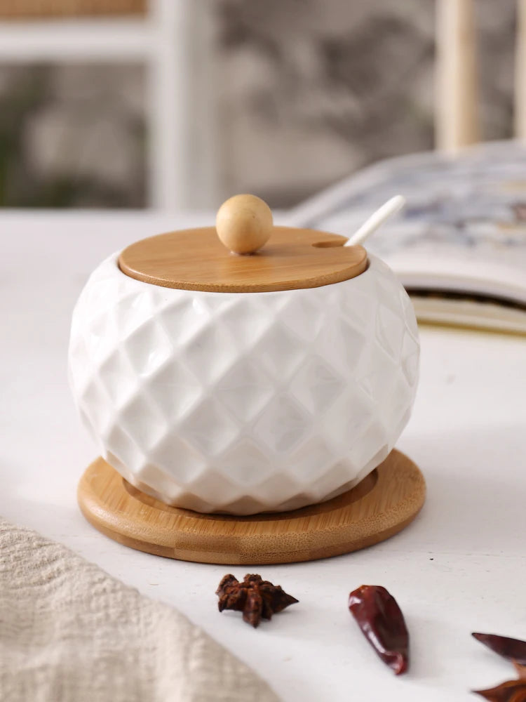 Utensilios de cocina: salero, azucarero con cuchara, tarro de cerámica blanca para condimentos, aceitera, caja para condimentos, herramienta de almacenamiento de cocina.