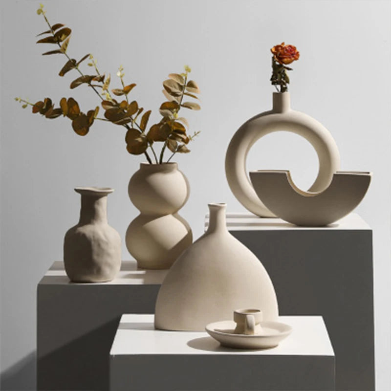 Jarrón de mesa minimalista nórdico de cerámica con adornos de flores secas, arreglo floral irregular y creativo, ideal para decorar la sala de estar.