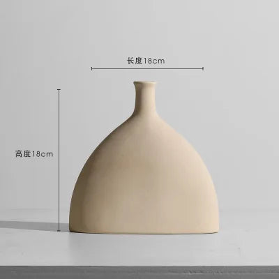Jarrón de mesa minimalista nórdico de cerámica con adornos de flores secas, arreglo floral irregular y creativo, ideal para decorar la sala de estar.