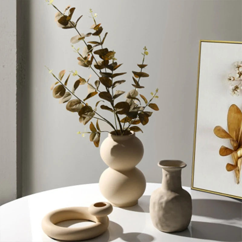 Jarrón de mesa minimalista nórdico de cerámica con adornos de flores secas, arreglo floral irregular y creativo, ideal para decorar la sala de estar.
