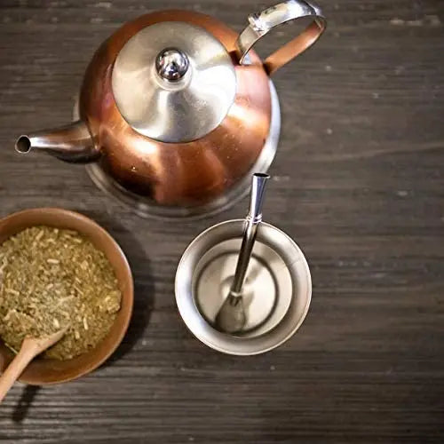 El set de mate incluye una taza de mate de acero inoxidable 18/8 de doble pared, una bombilla de mate (pajita) y un cepillo de limpieza (madera, 230 ml).