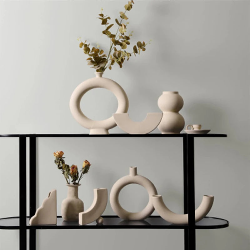 Jarrón de mesa minimalista nórdico de cerámica con adornos de flores secas, arreglo floral irregular y creativo, ideal para decorar la sala de estar.