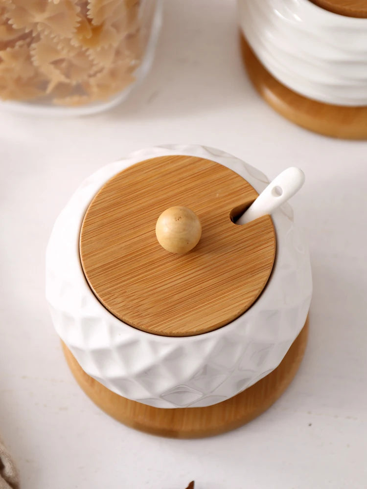 Utensilios de cocina: salero, azucarero con cuchara, tarro de cerámica blanca para condimentos, aceitera, caja para condimentos, herramienta de almacenamiento de cocina.