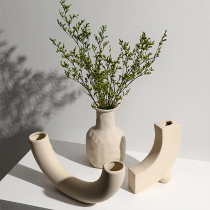 Jarrón de mesa minimalista nórdico de cerámica con adornos de flores secas, arreglo floral irregular y creativo, ideal para decorar la sala de estar.