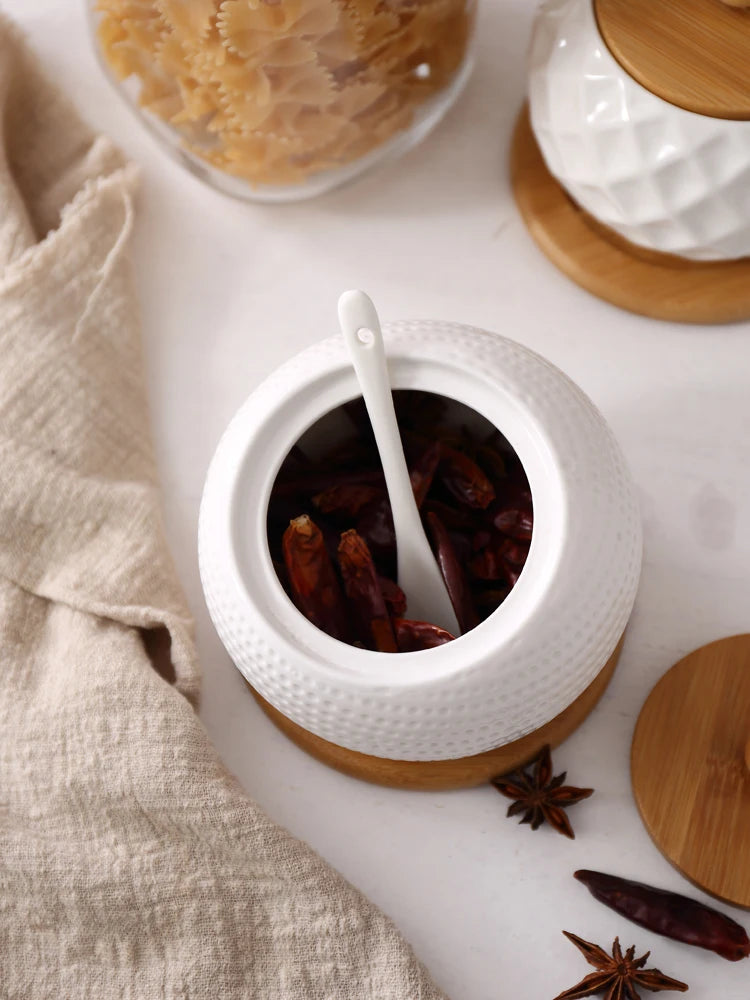 Utensilios de cocina: salero, azucarero con cuchara, tarro de cerámica blanca para condimentos, aceitera, caja para condimentos, herramienta de almacenamiento de cocina.