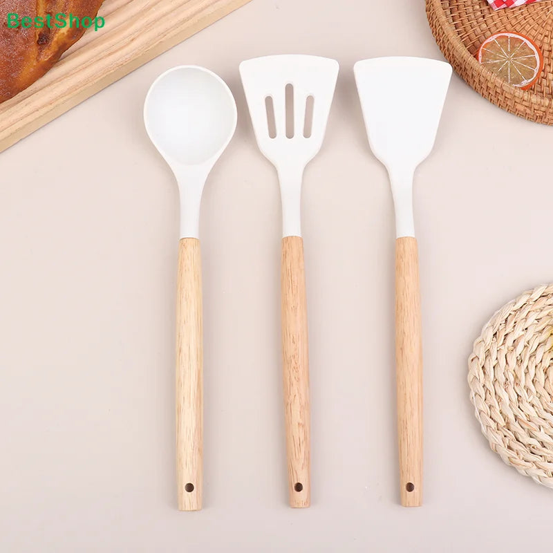 Juego de utensilios de cocina de silicona con mangos de madera: espátula y cucharón resistentes al calor para sartenes antiadherentes.