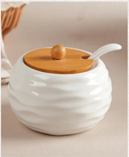 Utensilios de cocina: salero, azucarero con cuchara, tarro de cerámica blanca para condimentos, aceitera, caja para condimentos, herramienta de almacenamiento de cocina.