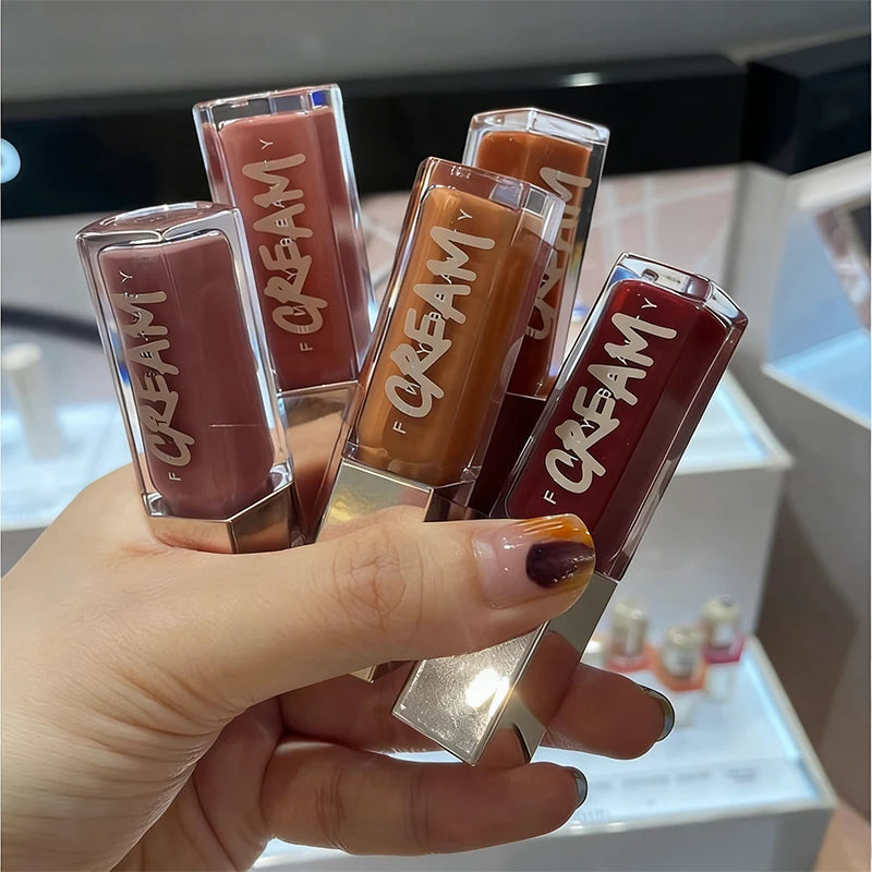 Maquillaje con barra de contorno multicolor de Fenty Beauty, corrector facial mate 3D Diamond Highlight, brillo labial a base de agua que no se desvanece.