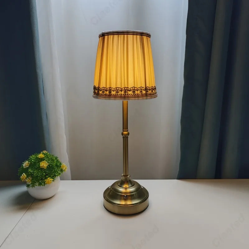 Lámpara de escritorio LED creativa con carga táctil y atenuación, lámpara de mesa de noche para dormitorio, iluminación ambiental pequeña de alta gama
