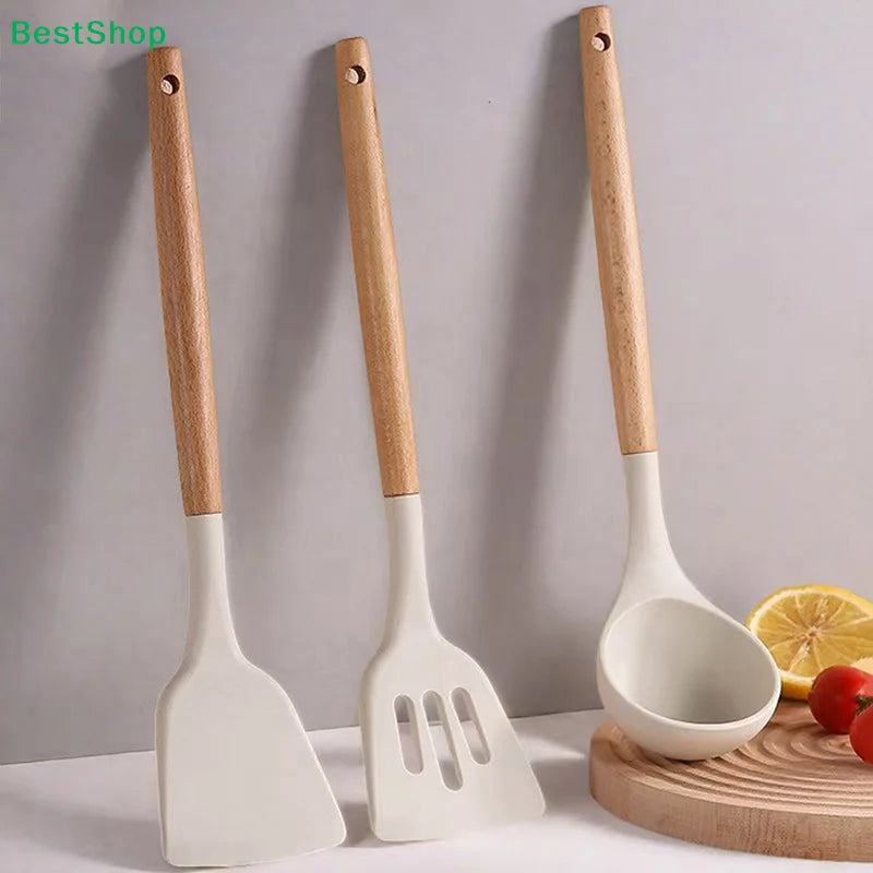 Juego de utensilios de cocina de silicona con mangos de madera: espátula y cucharón resistentes al calor para sartenes antiadherentes.