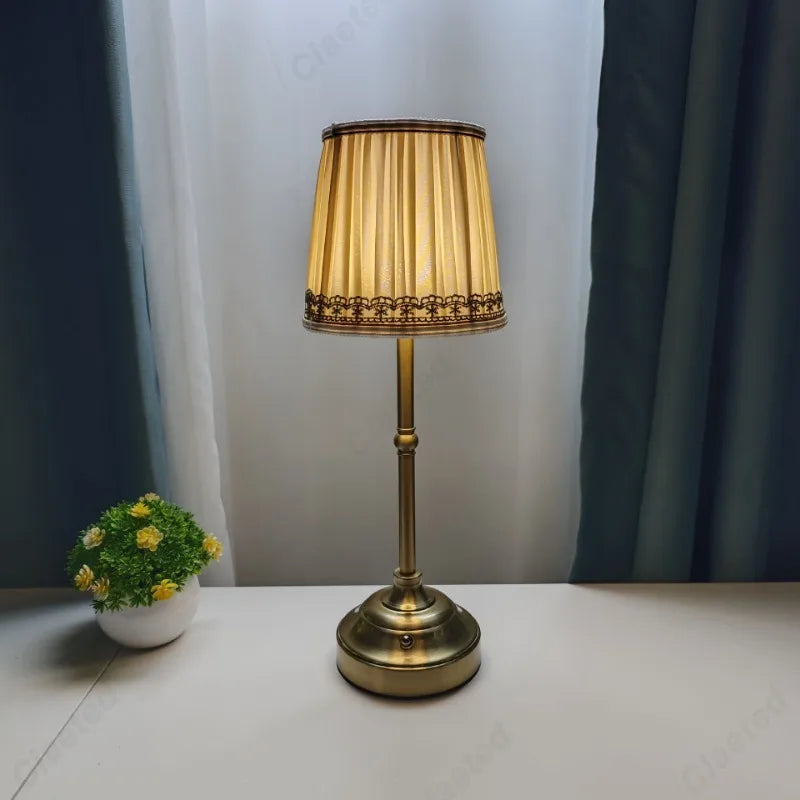 Lámpara de escritorio LED creativa con carga táctil y atenuación, lámpara de mesa de noche para dormitorio, iluminación ambiental pequeña de alta gama
