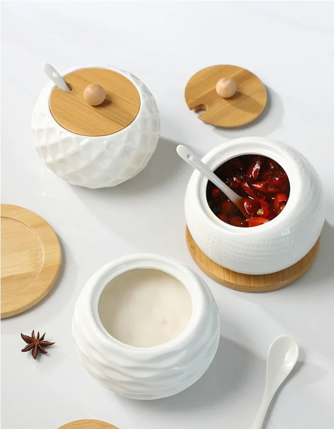 Utensilios de cocina: salero, azucarero con cuchara, tarro de cerámica blanca para condimentos, aceitera, caja para condimentos, herramienta de almacenamiento de cocina.