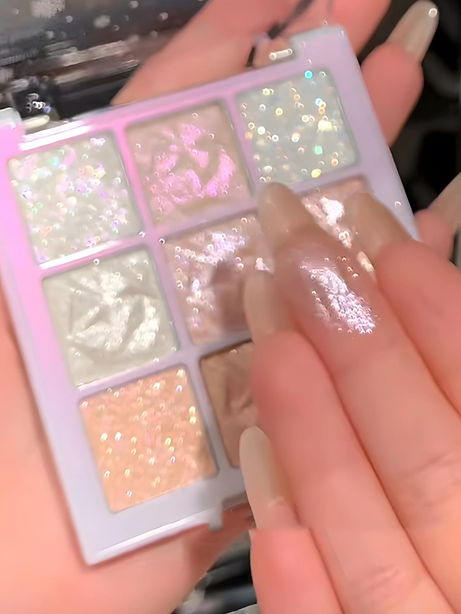 Paleta de sombras de ojos Christmas Snowflake de 9 colores: polvo fino y fácil de aplicar con tonos brillantes, camaleónicos y nacarados en color coral.